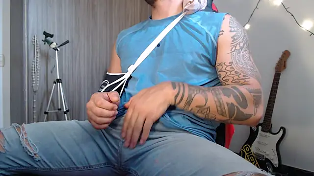 Snapshot of thomas_gun chatting on 12-12-24, 04:53 thomas gun online show from 12-12-24, 04:53