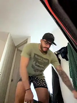 Snapshot of thomas_gun chatting on 11-01-25, 06:04 thomas gun online show from 11-01-25, 06:04