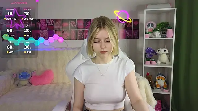 Snapshot of Dragonwind chatting on 02-18-25, 12:26 Dragonwind online show from 02-18-25, 12:26