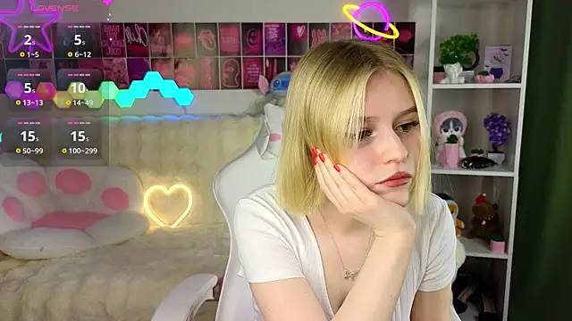 Snapshot of Dragonwind chatting on 02-27-25, 01:05 Dragonwind online show from 02-27-25, 01:05