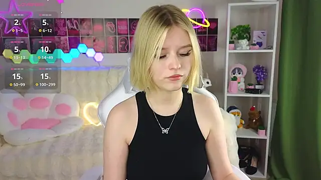 Snapshot of Dragonwind chatting on 03-08-25, 10:34 Dragonwind online show from 03-08-25, 10:34