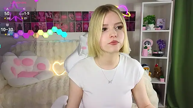 Snapshot of Dragonwind chatting on 03-12-25, 02:41 Dragonwind online show from 03-12-25, 02:41