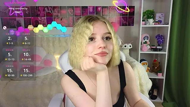 Snapshot of Dragonwind chatting on 03-17-25, 01:57 Dragonwind online show from 03-17-25, 01:57