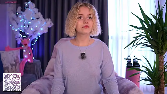 Snapshot of Dragonwind chatting on 12-14-25, 09:25 Dragonwind online show from 12-14-25, 09:25