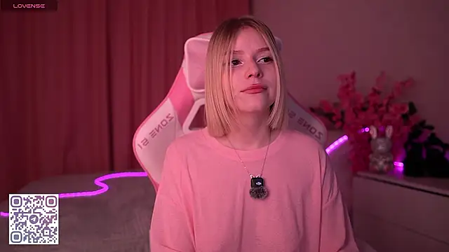 Snapshot of Dragonwind chatting on 03-06-26, 11:45 Dragonwind online show from 03-06-26, 11:45