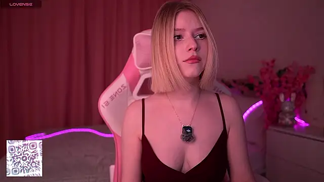 Snapshot of Dragonwind chatting on 03-09-26, 12:14 Dragonwind online show from 03-09-26, 12:14