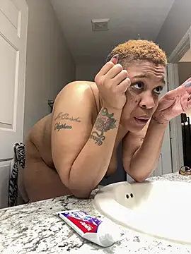 Snapshot of SexyHoneyRedd chatting on 02-25-25, 11:30 SexyHoneyRedd online show from 02-25-25, 11:30