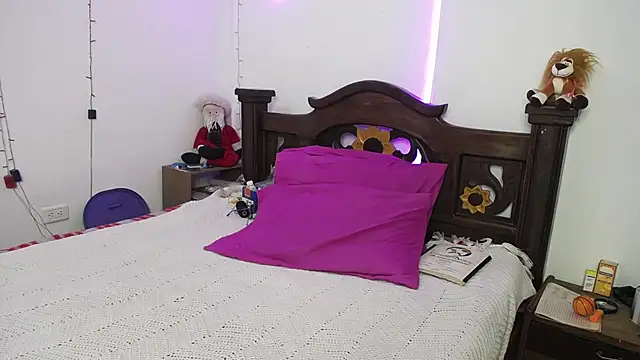 Snapshot of DominaLeona chatting on 01-24-25, 11:23 DominaLeona online show from 01-24-25, 11:23