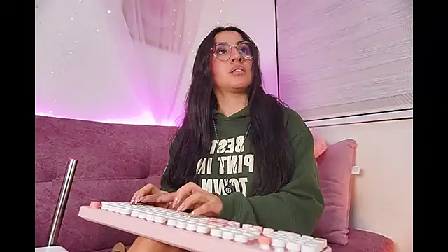 Snapshot of leila_petitee_ chatting on 11-23-25, 02:17 leila petitee online show from 11-23-25, 02:17