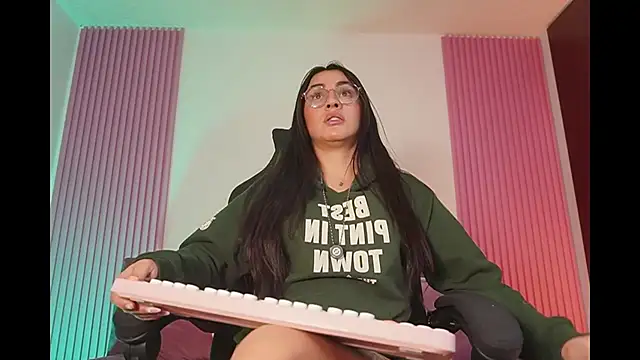 Snapshot of leila_petitee_ chatting on 02-22-26, 11:31 leila petitee online show from 02-22-26, 11:31