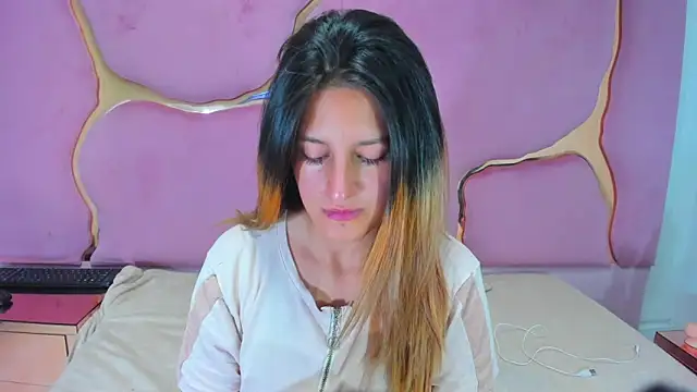 Snapshot of GiaRoussel chatting on 01-16-25, 12:20 GiaRoussel online show from 01-16-25, 12:20