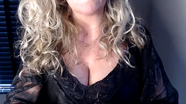 Snapshot of JenniLowen chatting on 01-02-25, 11:09 JenniLowen online show from 01-02-25, 11:09