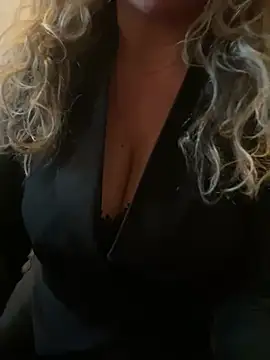 Snapshot of JenniLowen chatting on 02-01-25, 04:22 JenniLowen online show from 02-01-25, 04:22
