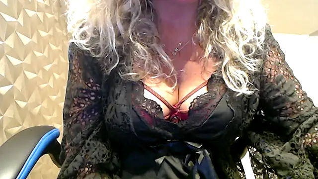 Snapshot of JenniLowen chatting on 10-28-25, 11:58 JenniLowen online show from 10-28-25, 11:58