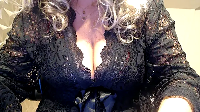 Snapshot of JenniLowen chatting on 11-15-25, 07:16 JenniLowen online show from 11-15-25, 07:16