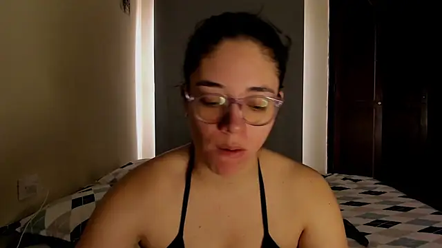 Snapshot of atenas_05_ chatting on 07-26-26, 04:25 atenas 05 online show from 07-26-26, 04:25