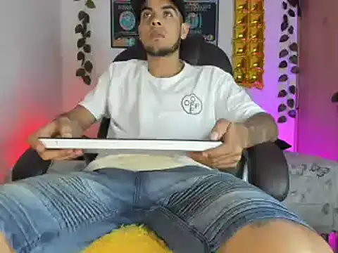 Snapshot of mikee_scooth chatting on 02-01-25, 12:40 mikee scooth online show from 02-01-25, 12:40