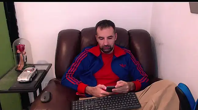 Snapshot of Leo_1617 chatting on 01-26-25, 04:30 Leo 1617 online show from 01-26-25, 04:30