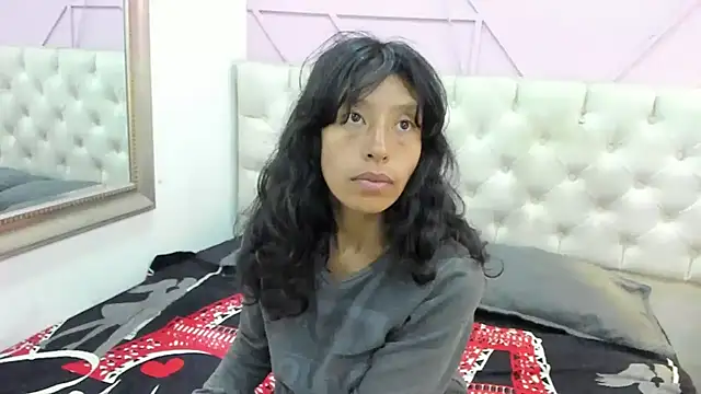 karolinee 66  online show from 04-25-26, 04:04