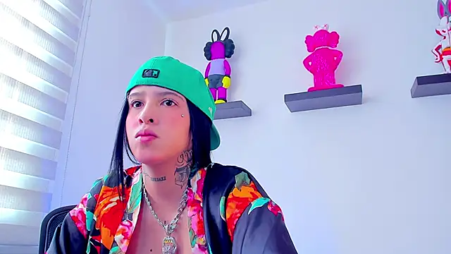 Snapshot of Gangster_Girl chatting on 12-21-24, 02:15 Gangster Girl online show from 12-21-24, 02:15