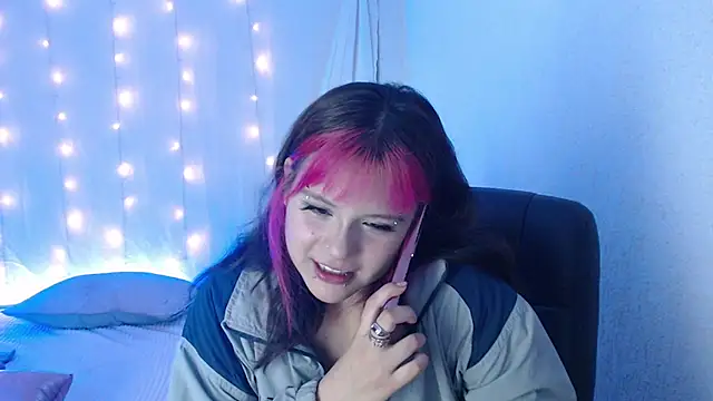 Snapshot of mixie_cute chatting on 12-12-24, 10:52 mixie cute online show from 12-12-24, 10:52