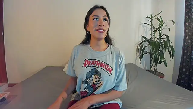 Snapshot of EmiGomez_ chatting on 03-07-25, 08:00 EmiGomez online show from 03-07-25, 08:00