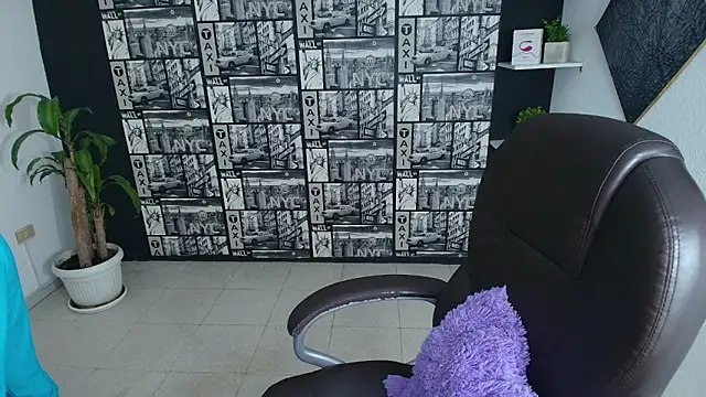 Snapshot of EmiGomez_ chatting on 09-18-25, 01:35 EmiGomez online show from 09-18-25, 01:35