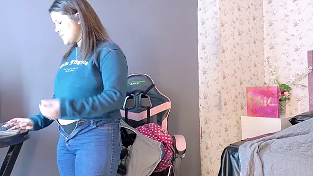 AvrillThomas online show from 10-13-25, 03:34