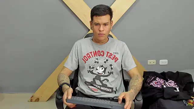 Snapshot of jamesinked_ chatting on 12-16-24, 06:16 jamesinked  online show from 12-16-24, 06:16