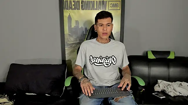 Snapshot of jamesinked_ chatting on 03-21-25, 04:18 jamesinked  online show from 03-21-25, 04:18