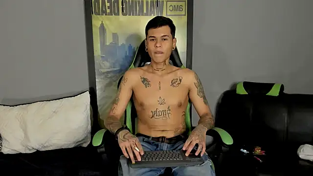 Snapshot of jamesinked_ chatting on 03-22-25, 01:32 jamesinked  online show from 03-22-25, 01:32