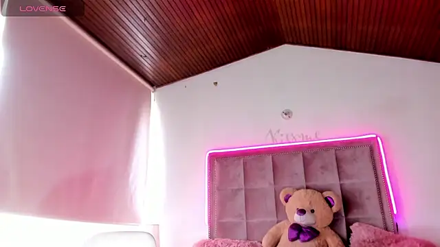 Snapshot of Melody_Ds chatting on 12-15-24, 08:25 Melody Ds online show from 12-15-24, 08:25