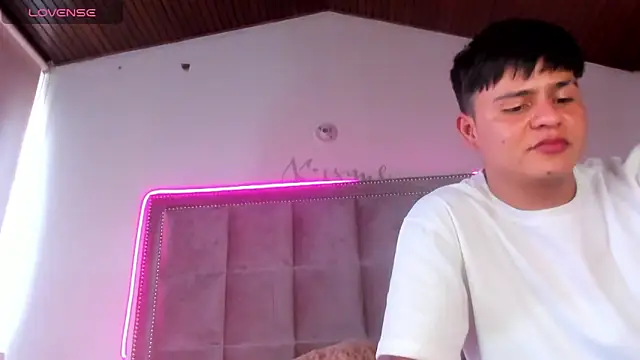 Snapshot of Melody_Ds chatting on 12-17-24, 04:32 Melody Ds online show from 12-17-24, 04:32