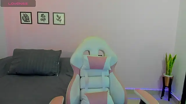 Snapshot of sophie_pazz chatting on 05-09-26, 10:15 sophie pazz online show from 05-09-26, 10:15
