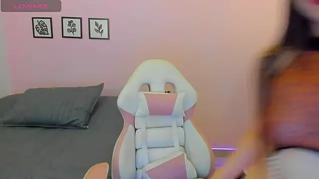 Snapshot of sophie_pazz chatting on 06-19-26, 10:13 sophie pazz online show from 06-19-26, 10:13