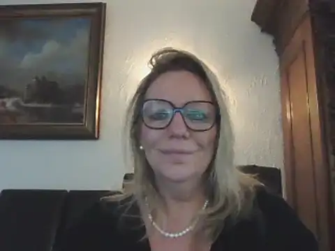 Snapshot of Silkesquirt chatting on 12-13-24, 10:41 Silkesquirt online show from 12-13-24, 10:41