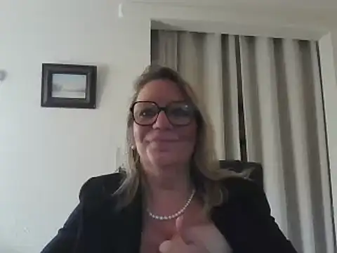 Snapshot of Silkesquirt chatting on 01-10-25, 10:17 Silkesquirt online show from 01-10-25, 10:17