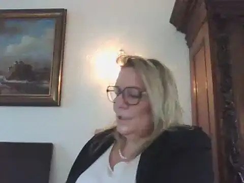 Snapshot of Silkesquirt chatting on 01-21-25, 10:19 Silkesquirt online show from 01-21-25, 10:19