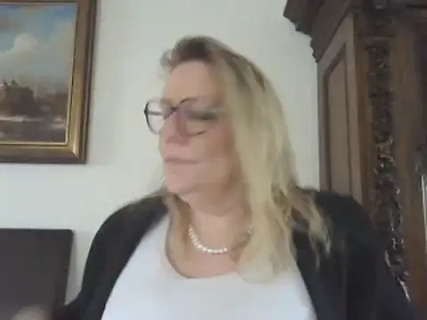 Snapshot of Silkesquirt chatting on 01-21-25, 01:22 Silkesquirt online show from 01-21-25, 01:22