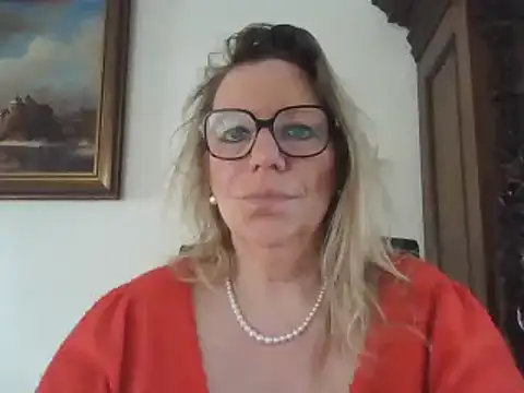 Snapshot of Silkesquirt chatting on 02-14-25, 08:42 Silkesquirt online show from 02-14-25, 08:42
