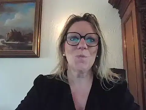 Snapshot of Silkesquirt chatting on 02-17-25, 08:09 Silkesquirt online show from 02-17-25, 08:09
