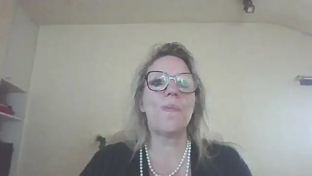 Snapshot of Silkesquirt chatting on 09-23-25, 07:00 Silkesquirt online show from 09-23-25, 07:00