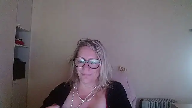 Snapshot of Silkesquirt chatting on 10-13-25, 07:41 Silkesquirt online show from 10-13-25, 07:41