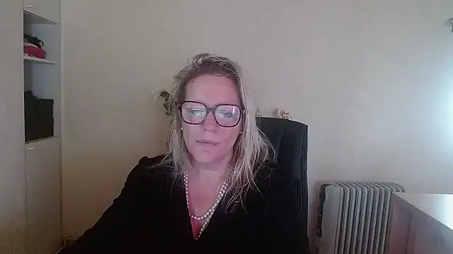 Snapshot of Silkesquirt chatting on 10-15-25, 07:19 Silkesquirt online show from 10-15-25, 07:19