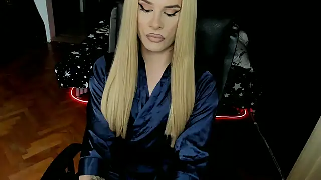 Snapshot of EvelynLexy chatting on 10-15-25, 08:36 EvelynLexy online show from 10-15-25, 08:36