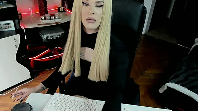 Snapshot of EvelynLexy chatting on 11-14-25, 11:31 EvelynLexy online show from 11-14-25, 11:31