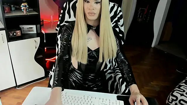 Snapshot of EvelynLexy chatting on 11-28-25, 08:39 EvelynLexy online show from 11-28-25, 08:39