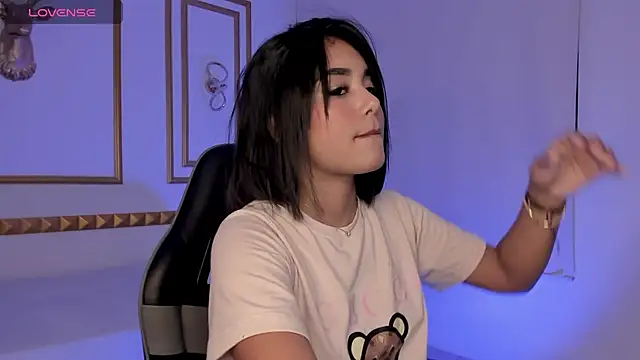 Snapshot of caro03x chatting on 10-30-25, 02:13 caro03x online show from 10-30-25, 02:13