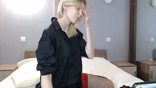 Snapshot of AvelinaLeoni chatting on 03-05-25, 06:01 AvelinaLeoni online show from 03-05-25, 06:01