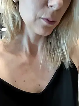 Snapshot of AvelinaLeoni chatting on 10-23-25, 08:35 AvelinaLeoni online show from 10-23-25, 08:35